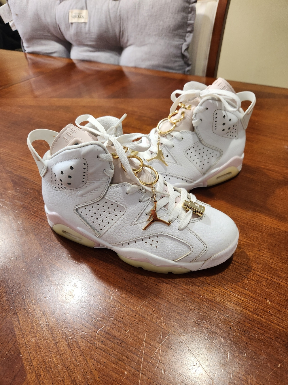 Jordan Retro 6s Size 7 Women Used